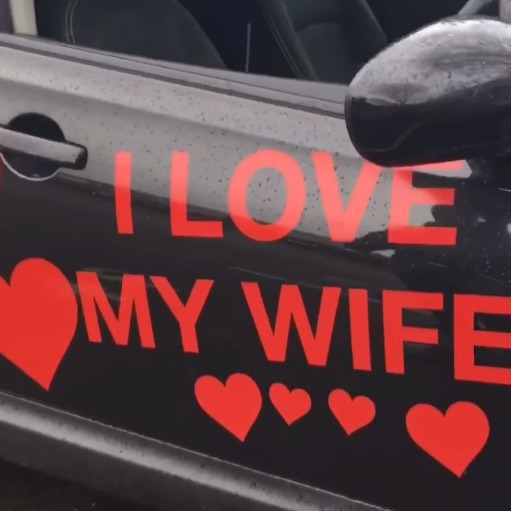Краще б набір для гоління: дружина заклеїла машину чоловіка своїми фото (відео)