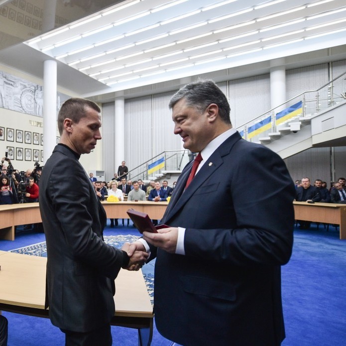 В Дніпрі Порошенко видав нагороди близько сотні солдат і поліцейських