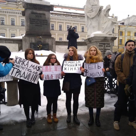 На Михайлівській площі зібрався мітинг: «Геть фемінізм!»