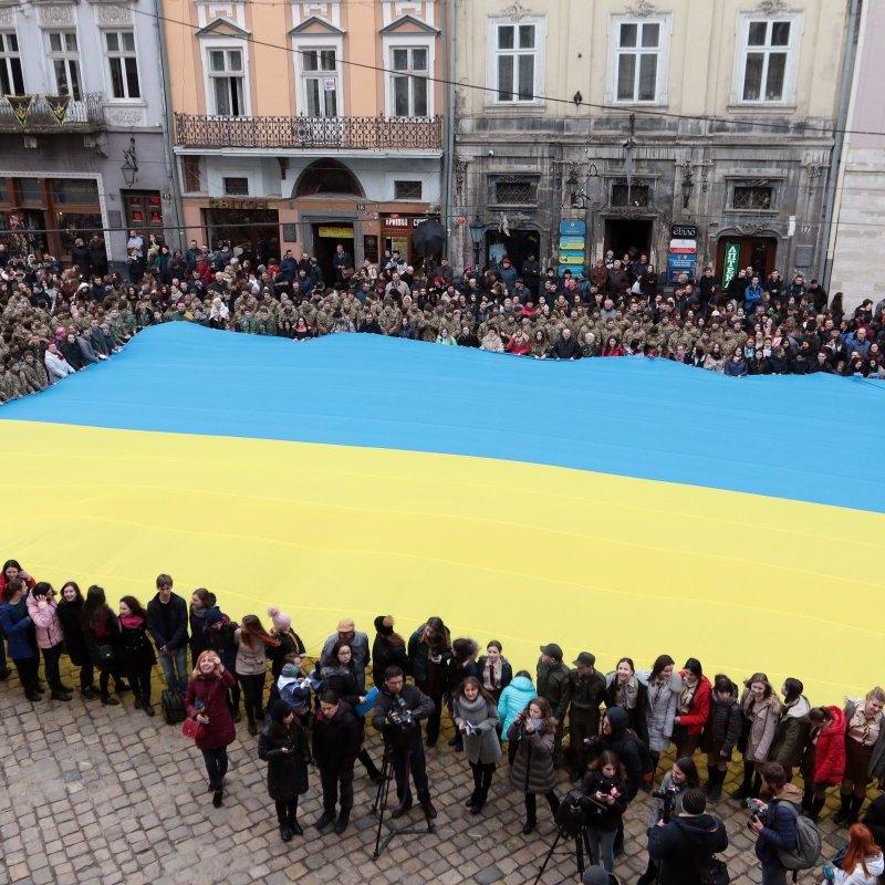 У Львові сотні людей виконали Гімн України (фото, відео)