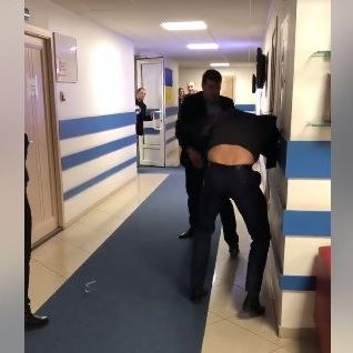 Нардепи Івченко та Гончаренко побилися в коридорі одного з телеканалів (фото, відео)