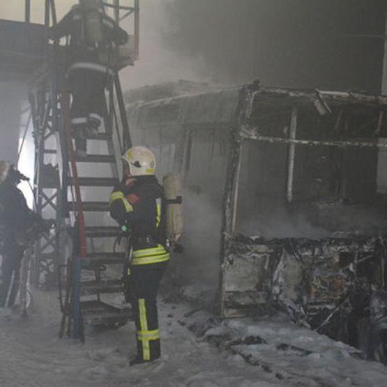 У Миколаєві згоріло тролейбусне депо: є постраждалі (фото)