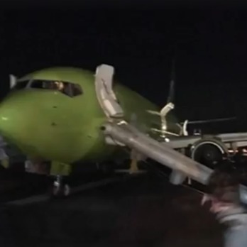 У московському аеропорту Домодєдово задимівся літак із пасажирами