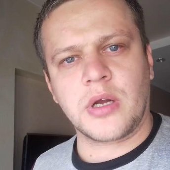 Чоловік, який втратив в Кемерові всю сім’ю, став на захист Путіна (відео)