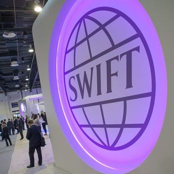 Представник SWIFT заявив, що їхньої системи не відключатимуть у Росії