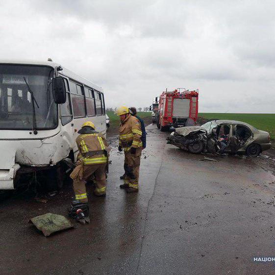 Смертельна автокатастрофа на Донеччині: Daewoo Lanos врізався в автобус (фото)