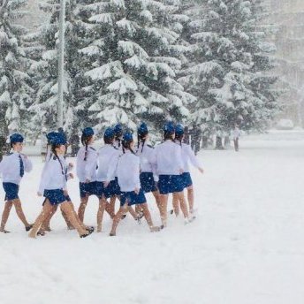 У Росії під час снігопаду школярів вивели марширувати в літньому одязі: фото