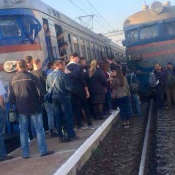 У Львові 200 розлючених пасажирів заблокували рух електричок