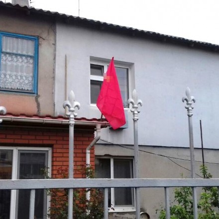 На Одещині місцевий житель вивісив на балконі радянський прапор