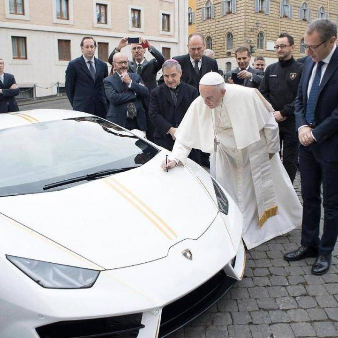 Стало відомо, за скільки Папа Римський продав свій суперкар Lamborghini