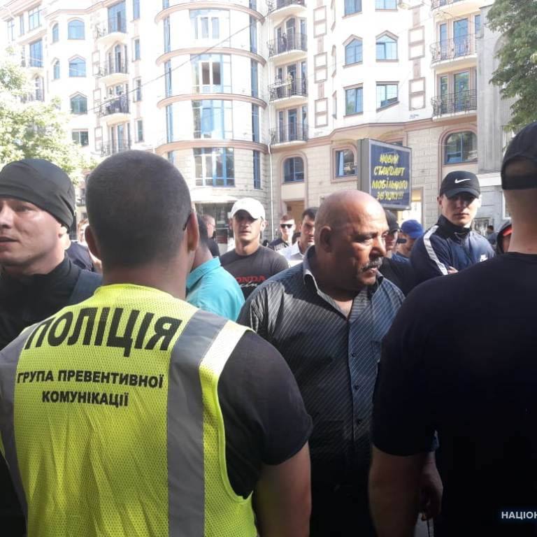 В центрі Одеси «кріптовалютники» закидали яйцями та петардами офіс активістів