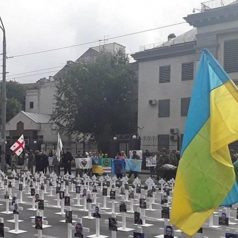 Під посольством РФ у Києві встановили 366 хрестів