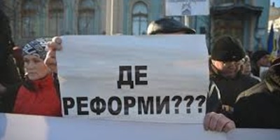 Більша частина українців вважає, що країна «рухається не туди» - опитування
