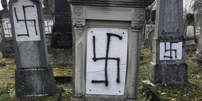 У Франції на єврейському кладовищі вандали спаплюжили десятки могил
