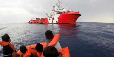 Більше сотні мігрантів захопили танкер, який врятував їх біля берегів Лівії