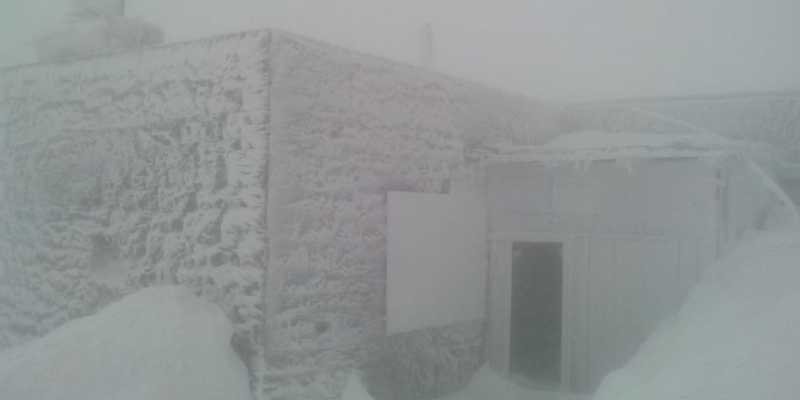 В українських Карпатах випав сніг (фото)