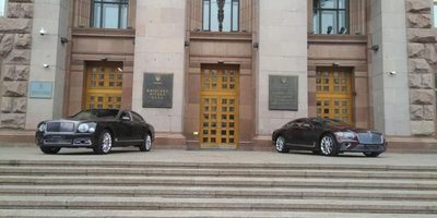 Авто на 20 мільйонів: в Україні засвітилися відразу два новітніх Bentley в одному місці (фото)