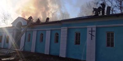 На території церкви на Дніпропетровщині сталася масштабна пожежа (фото, відео)