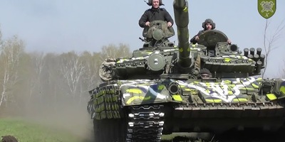 Українські військові розфарбували танк в стилі великодньої писанки (відео)