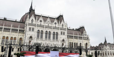Угорщина сподівається, що Зеленський змінить закон про українську мову