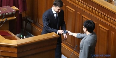 Посвідчення Президента України впало на підлогу після вручення Зеленському