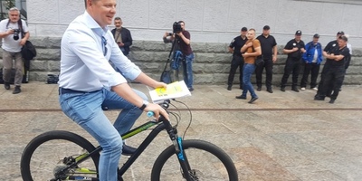 Ляшко приїхав на зустріч з Зеленським на велосипеді (фото)