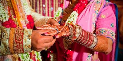 В Індії жінка після весілля втекла від чоловіка зі священиком