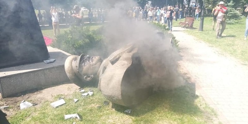 В Інституті нацпам'яті прокоментували повалення пам’ятника Жукову в Харкові