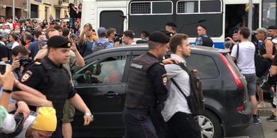 У Москві на марші Голунова поліція затримала сотні людей. ОМОН бʼє підлітків і журналістів