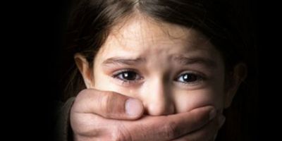 Ніжки зв’язав трусиками, дитина ридала: педофіл зґвалтував 5-річну дівчинку
