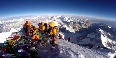 Евересту загрожує екологічна катастрофа через тонни фекалій туристів