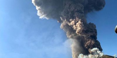 На острові біля Сицилії – виверження вулкану: загинув турист, відбулась евакуація (фото)