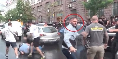 На авто Порошенко напав росіянин з Азова, який отримав громадянство України від Зеленського