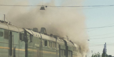 На залізничному вокзалі в Миколаєві згорів локомотив потягу «Херсон - Київ» (фото)