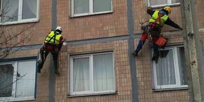 У Росії пенсіонер перерізав мотузки альпіністам, які виконували роботи на фасаді будинку