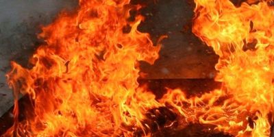 У Києві в годину пік вибухнула і згоріла дотла маршрутка (відео)