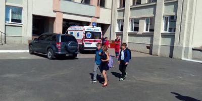 На Черкащині в школі розпорошили газ: евакуйовано 250 дітей, 20 із них госпіталізовано (ФОТО)