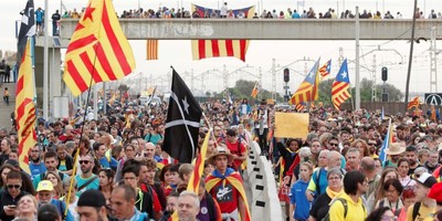 Протести в Каталонії: тисячі людей йдуть до Барселони, блокуючи дороги