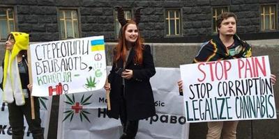 У Києві люди вийшли на «Конопляний марш» свободи (відео)