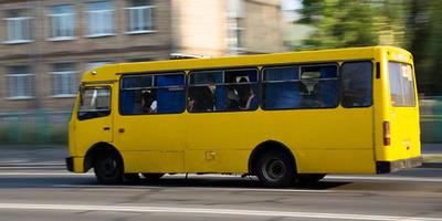 У Києві в маршрутки на повному ходу відпали колеса (відео)