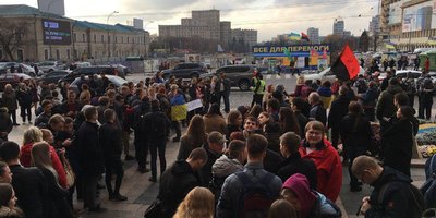 Перед приїздом Зеленського в Харкові влаштували протест проти розведення сил