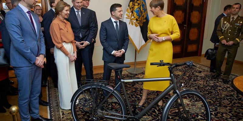 Президентка Естонії подарувала Зеленському велосипед