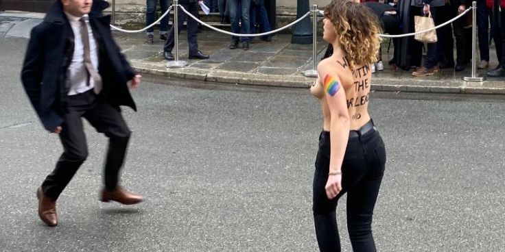 Активістки Femen у Парижі намагалися прорватися на «нормандську зустріч»