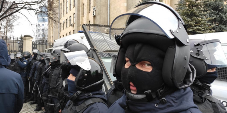 Газ і бійка: У Харкові з площі Свободи прогнали проросійських активістів