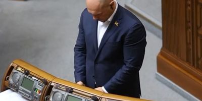 Ілля Кива листувався з Жириновським під час засідання Верховної Ради - відео