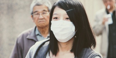 У Китаї люди виходять на роботу, попри понад 900 загиблих від коронавірусу