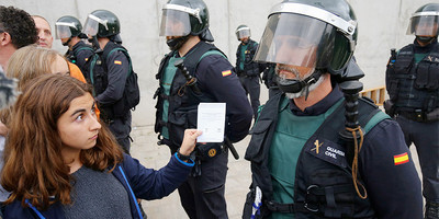 В Іспанії затримали чоловіка, який навмисно кашляв в обличчя поліцейському