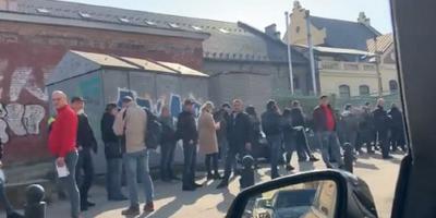 Попри карантин у Львові та Франківську сотні людей стоять у черзі до візових центрів