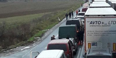 На кордоні з Польщею у чергах стоять понад 400 вантажівок