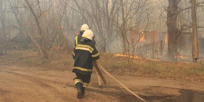У Чорнобильській зоні понад 300 рятувальників 8 день гасять пожежу